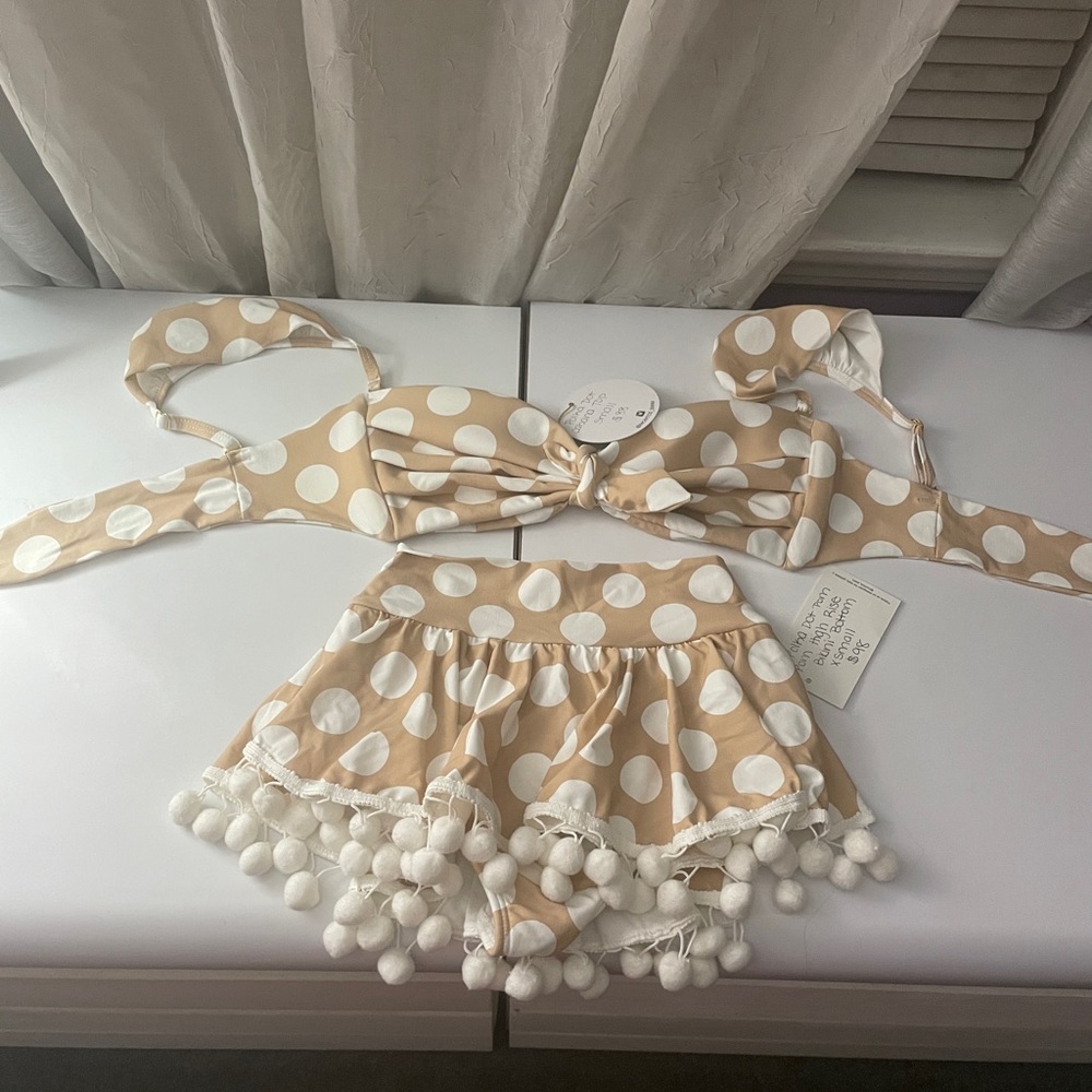 LMK if you want to buy separately!!
Small - top, × small - bottoms
Never worn!!